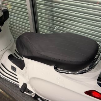SEAT SADDLE BLACK RIBBED VESPA PRIMAVERA SEAT 150 2024- (1B012455R00C2)