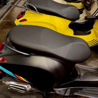 SEAT SADDLE BLACK SMOOTH W/GREEN GRAY THREADS VESPA PRIMAVERA SPORT SEAT 150 2024- (1B012455R00C3)